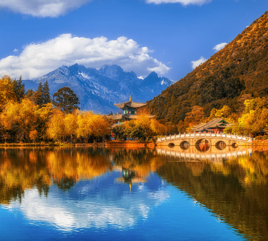 vista de un lago y una montaña en Yunnan