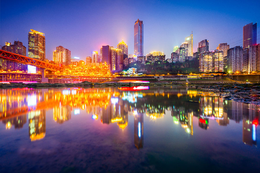 Vista de chongquing y sus edificios reflejados en el agua