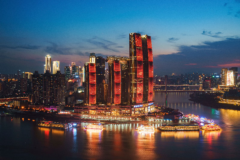 La ciudad de Chongqing y sus edificios iluminados de noche