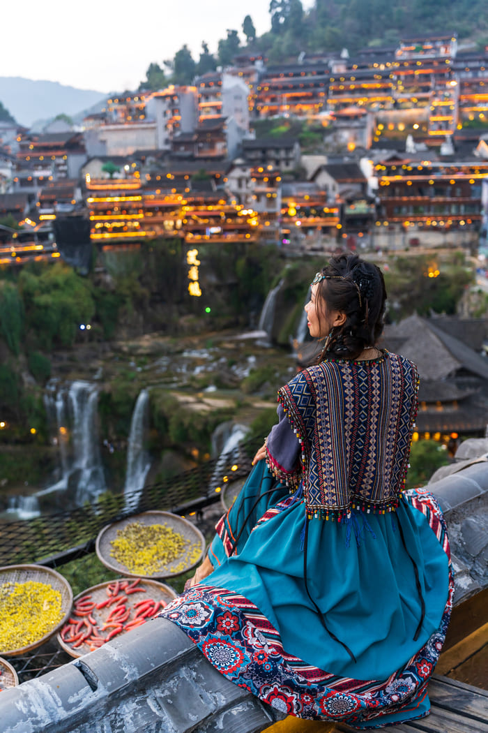 Una mujer de espaldas en la ciudad de Lijiang, China.