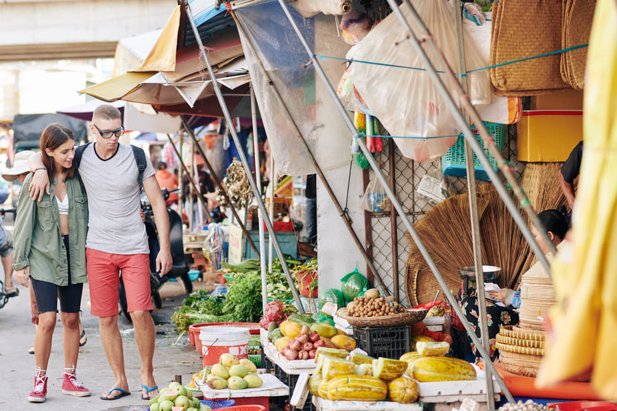 Turistas recorriendo un mercado local chino