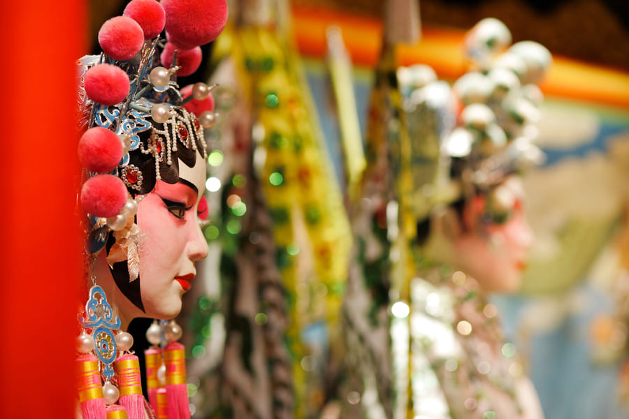 Mujer con vestimenta y maquillaje tradicional chino