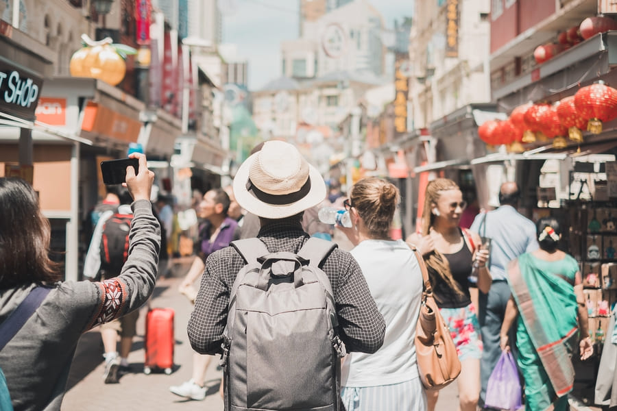 Viajero de espaldas caminando en una ciudad en china
