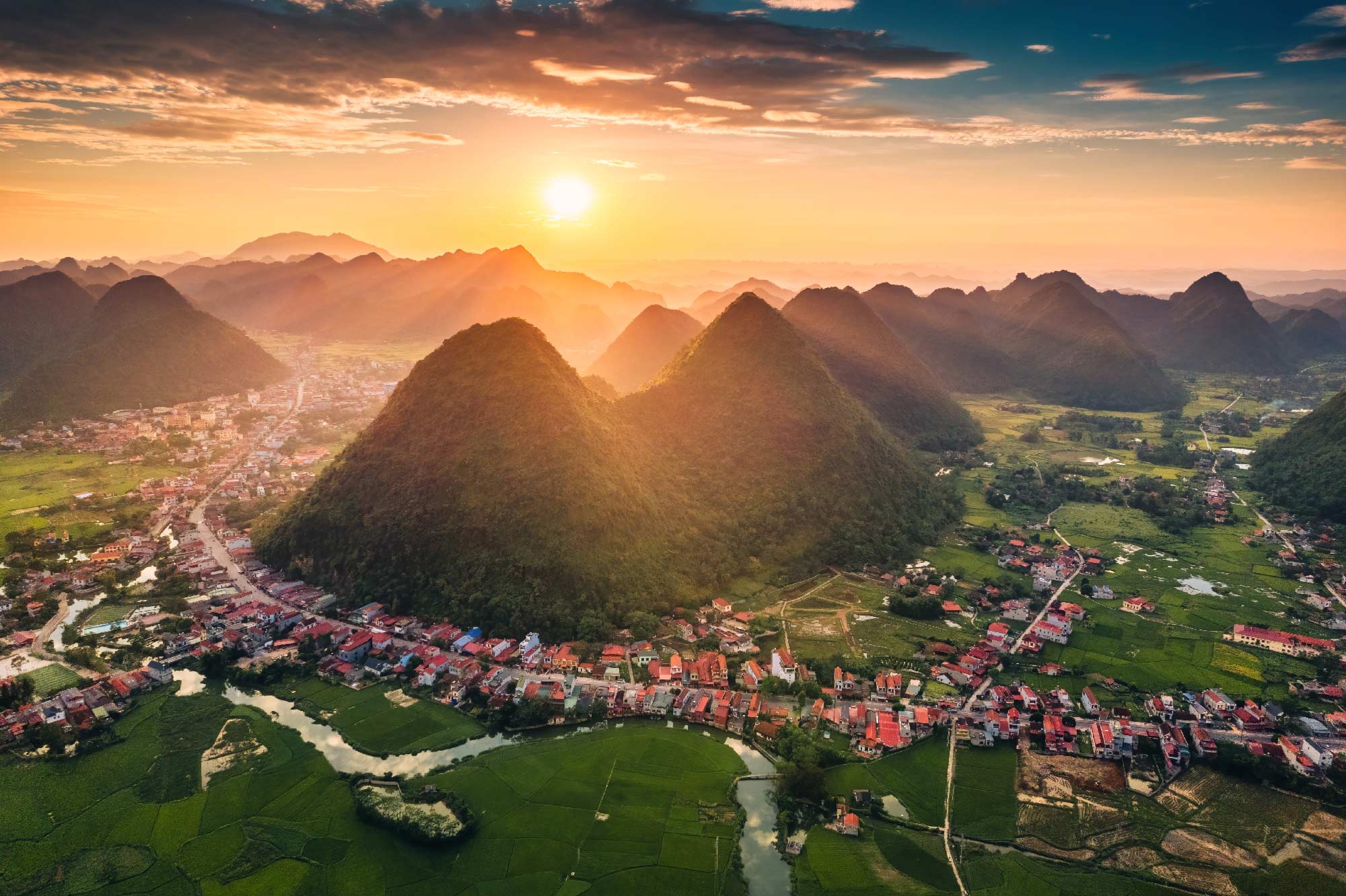 un atardecer sobre unas montañas en Yangsho