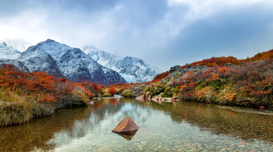 vista del lago y las montañas de Yunnan