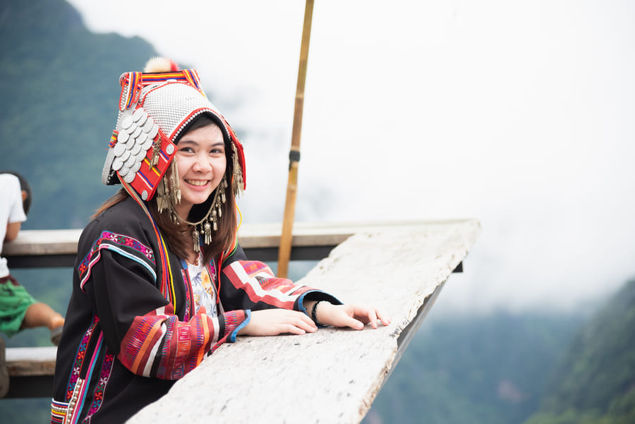 Mujer sonriendo con ropa típica en Yunnan. Cotiza tu Viaje china para conocer estos lugares